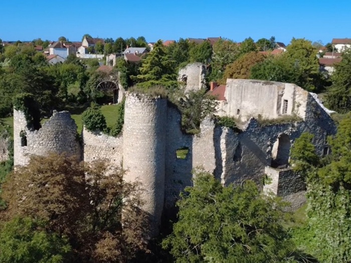 achat vente Ruines majestueuses médiévales et son logis a vendre  ISMH  Charroux , à proximité, 32km Vichy, 12km A71 PUY DE DOME AUVERGNE
