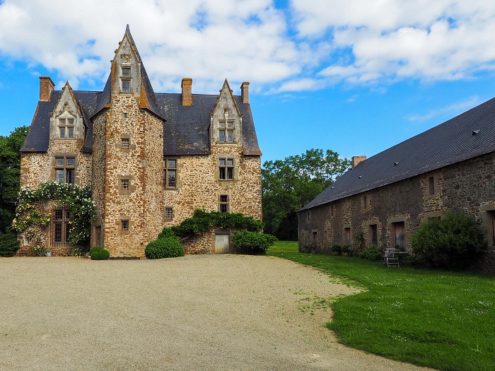 achat vente Château Médiéval a vendre  ISMH , dépendance Entre Laval et le Mans  MAYENNE PAYS DE LA LOIRE
