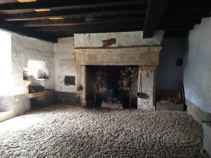 achat vente Ancienne Maison-Forte a vendre  inscrite Monument Historique en totalité à restaurer , grandes caves, puits Mende   à 25 mn, dans un village historique, jolies vues LOZERE LANGUEDOC ROUSSILLON